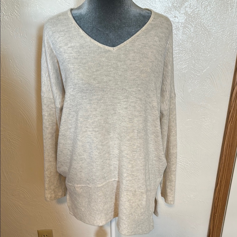 Women's light grey  V-Neck Top